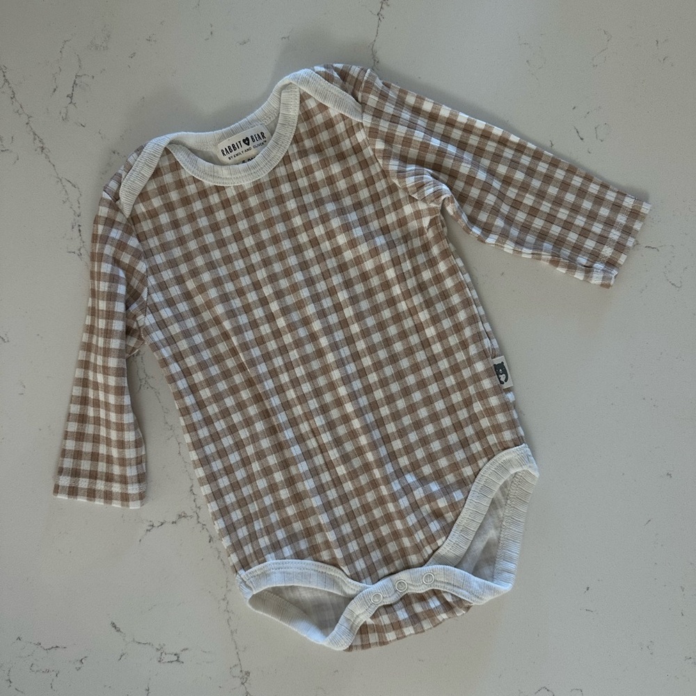 Rabbit + Bear Organic Brown Gingham Onesie, 6–9M, NWOT